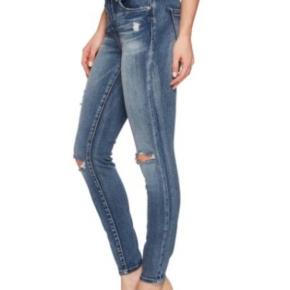 BLANK NYC Mid-Rise Denim Skinny in Wealth Care - Picture 2 of 5